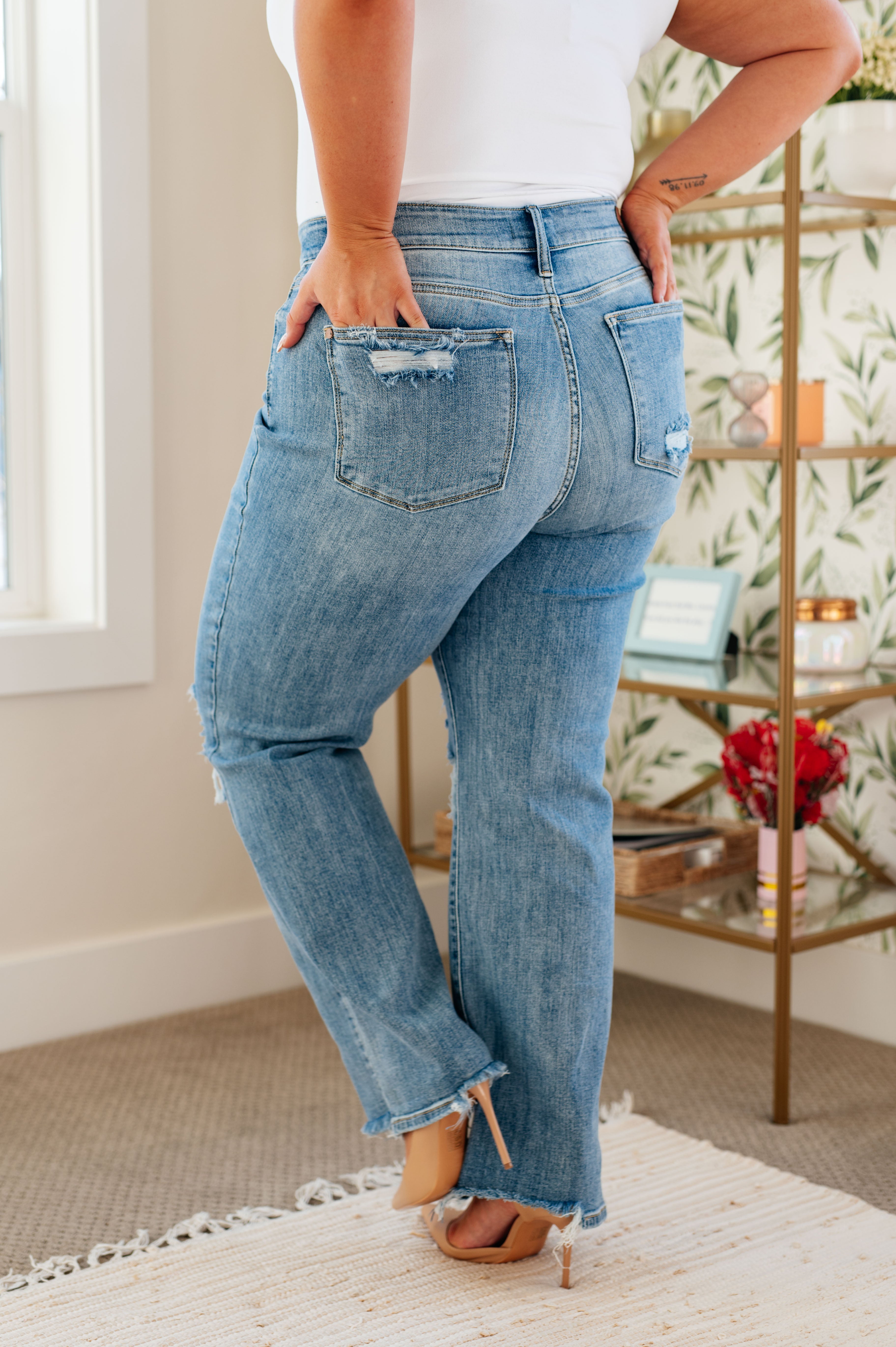 Rose High Rise 90's Straight Jeans in Light Wash - Lola Cerina Boutique